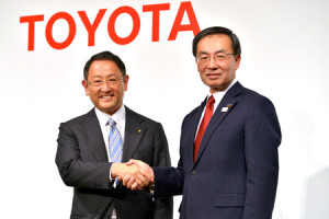 トヨタとは車載電池で提携（左が豊田章男・トヨタ自動車社長、右が津賀一宏・パナソニック社長）