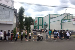 開店したスーパーで水と食料を求めて行列する札幌市民