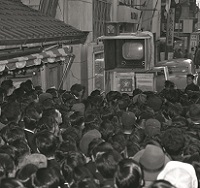 １９５２年　街頭テレビが人気