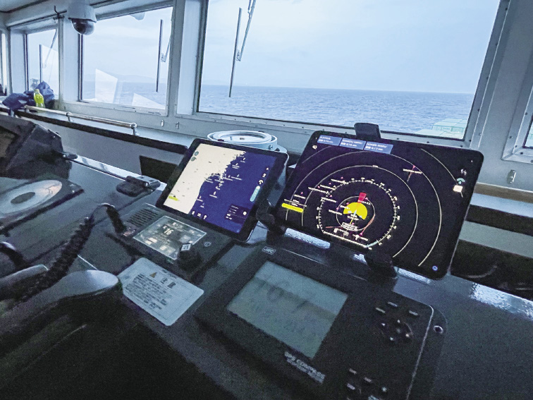 操船支援や陸上とのコミュニケーションに「Aisea」が使われている船内の様子