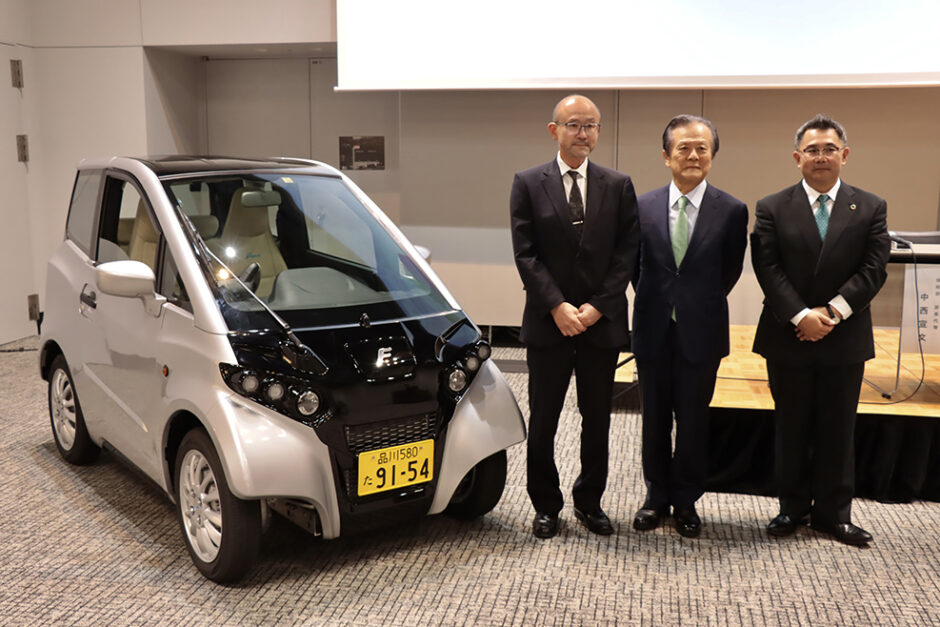 リサイクル鉄が使われたEV。左から鶴巻日出夫・FOMM社長、 小宮山宏・三菱総合研究所理事長、奈良暢明・東京製鐵社長