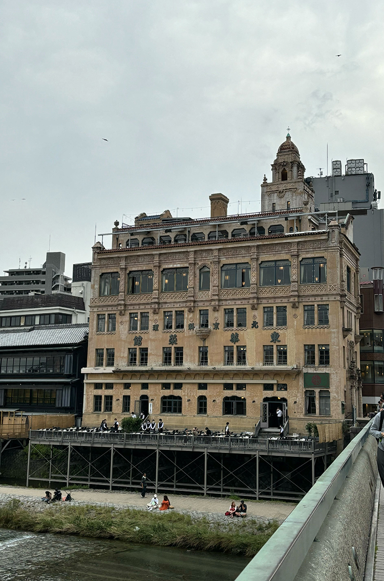 鴨川沿いでひときわ目立つ洋館、東華菜館