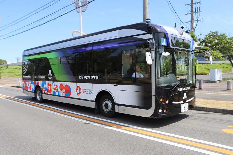 万博会場で走る自動運転バス（Osaka Metro提供）