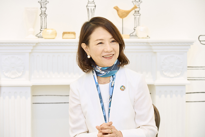 小巻亜矢 サンリオエンターテイメント