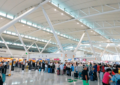 訪日外国人で混み合う福岡空港